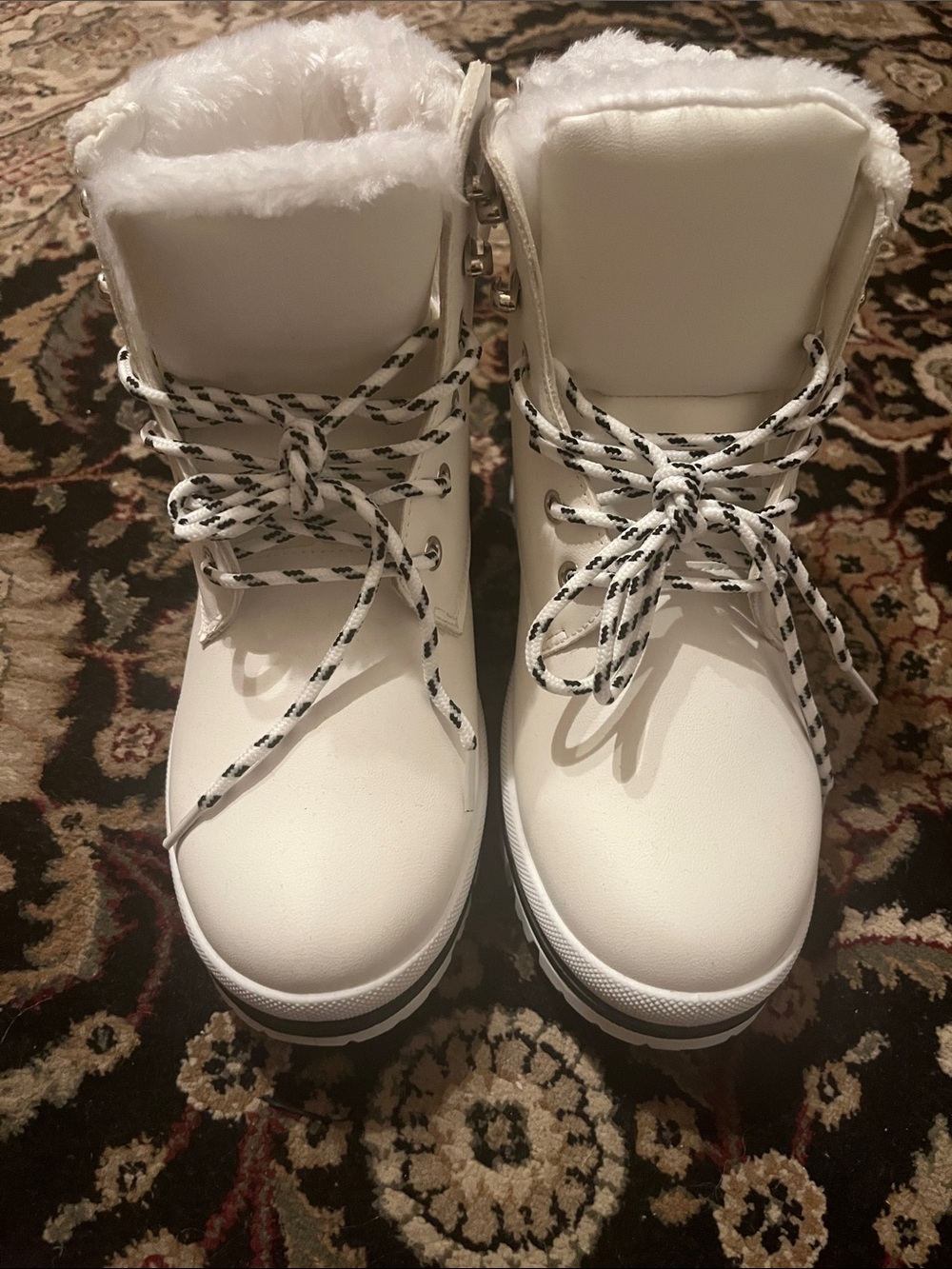 Women winter white boot with faux fur lining.